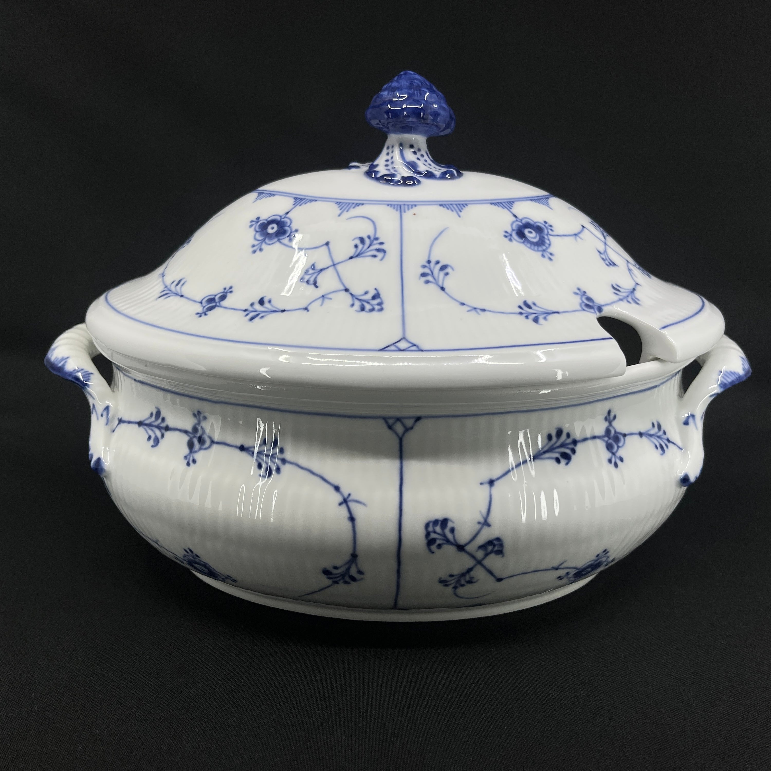 Blue Fluted Fluted oval tureen, 1/432