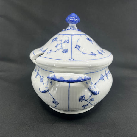 Blue Fluted Fluted oval tureen, 1/432
