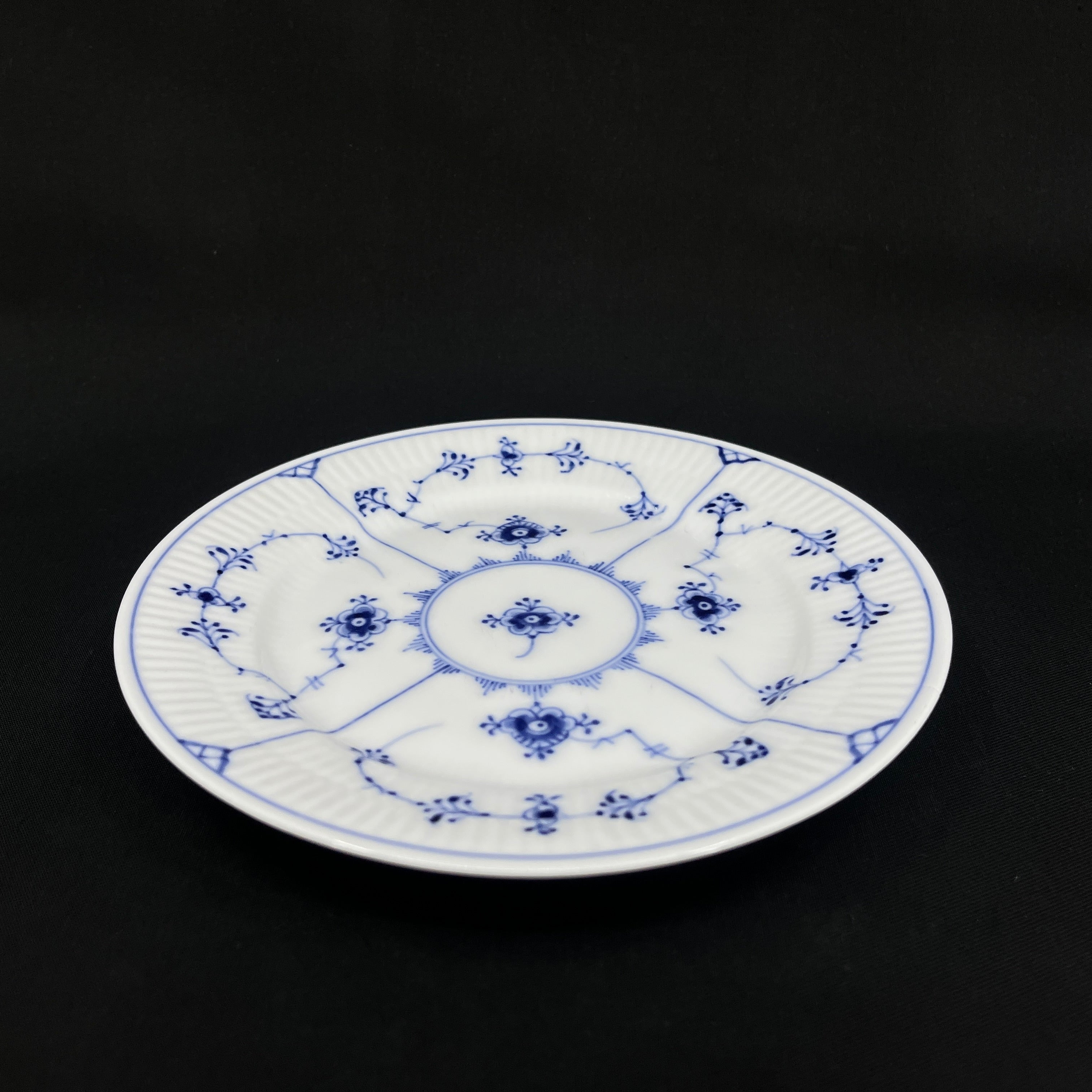 Ekstra flad Musselmalet Riflet kagetallerken, 1/299