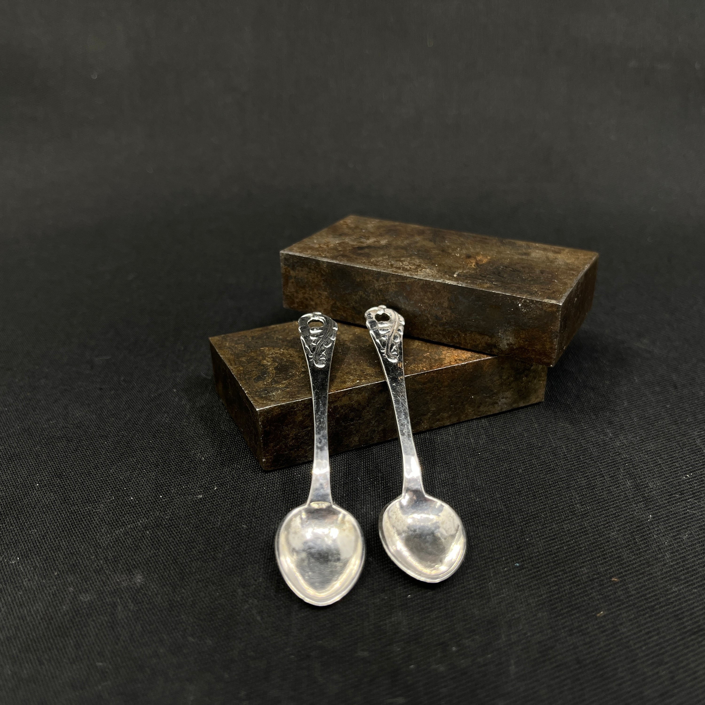 Et par saltskeer - Skønvirke