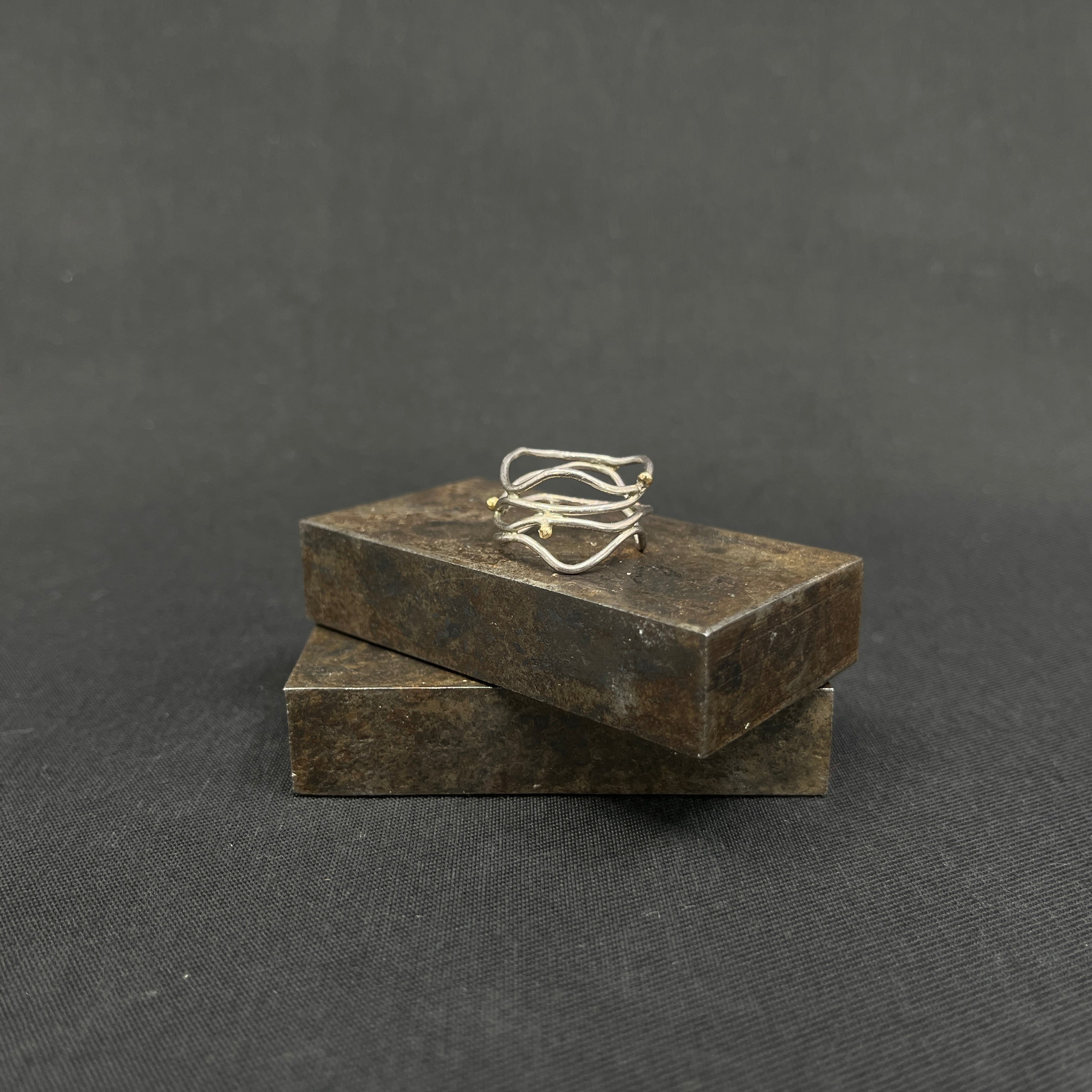 Moderne ring med perler i guld - Lisbeth Dauv