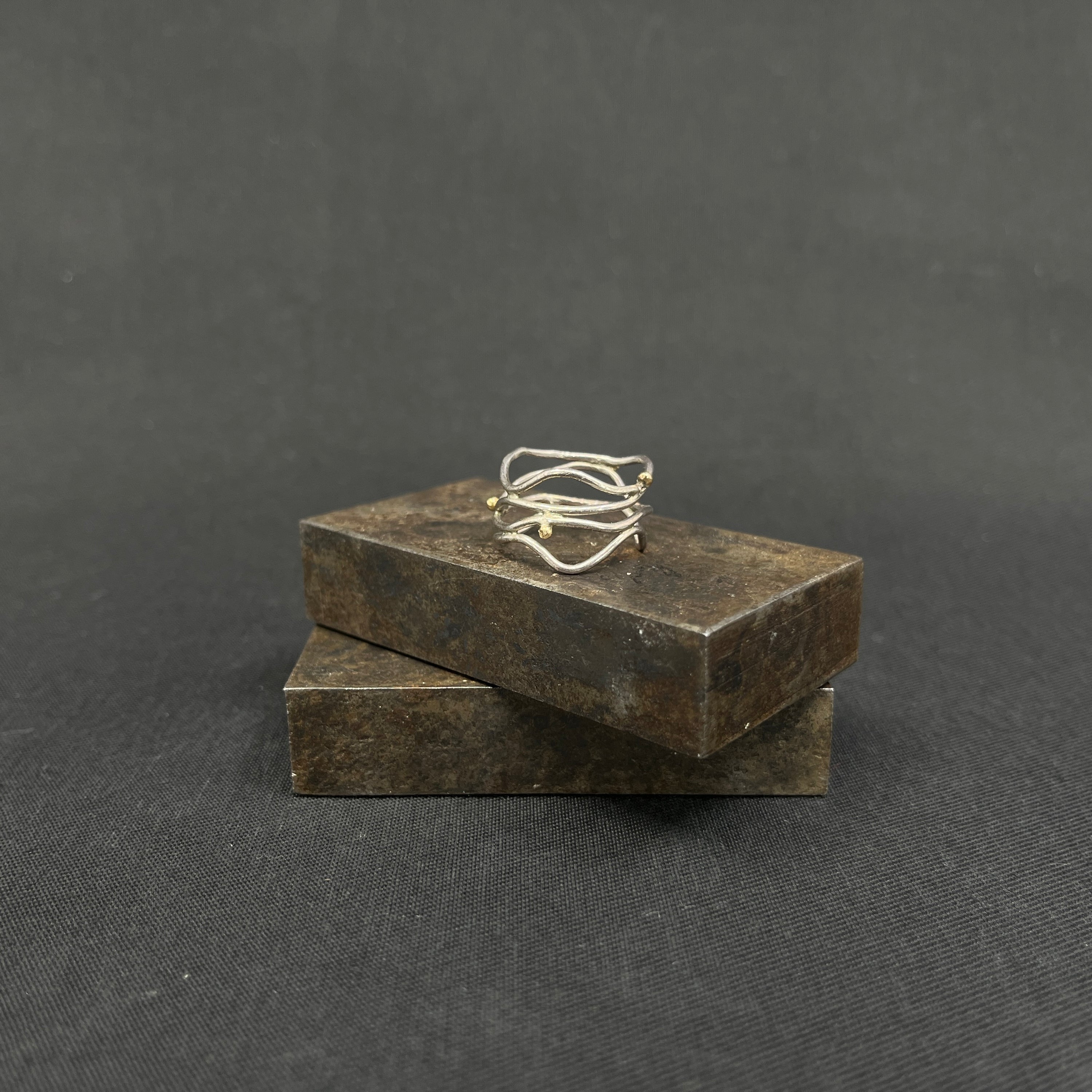 Moderne ring med perler i guld - Lisbeth Dauv