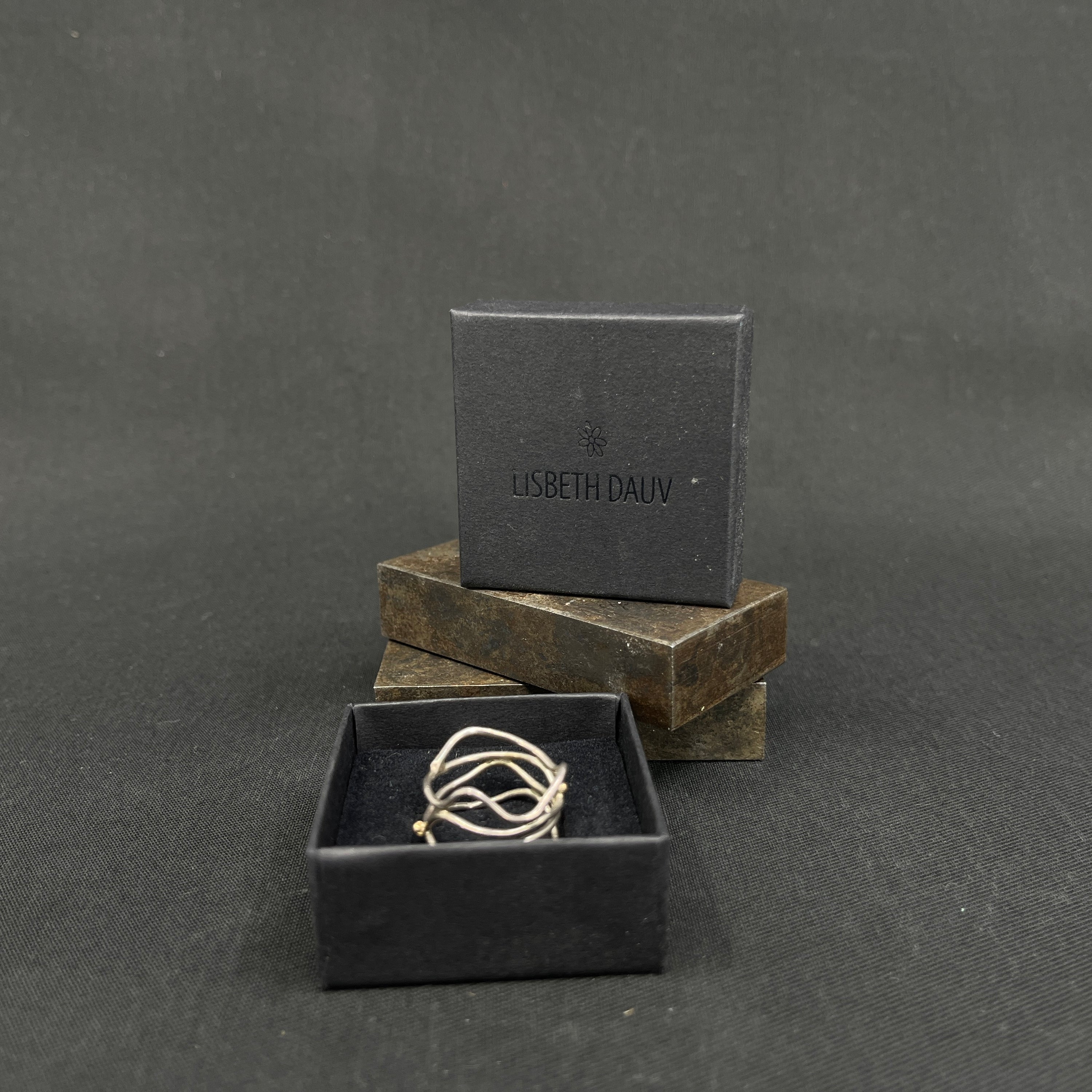 Moderne ring med perler i guld - Lisbeth Dauv