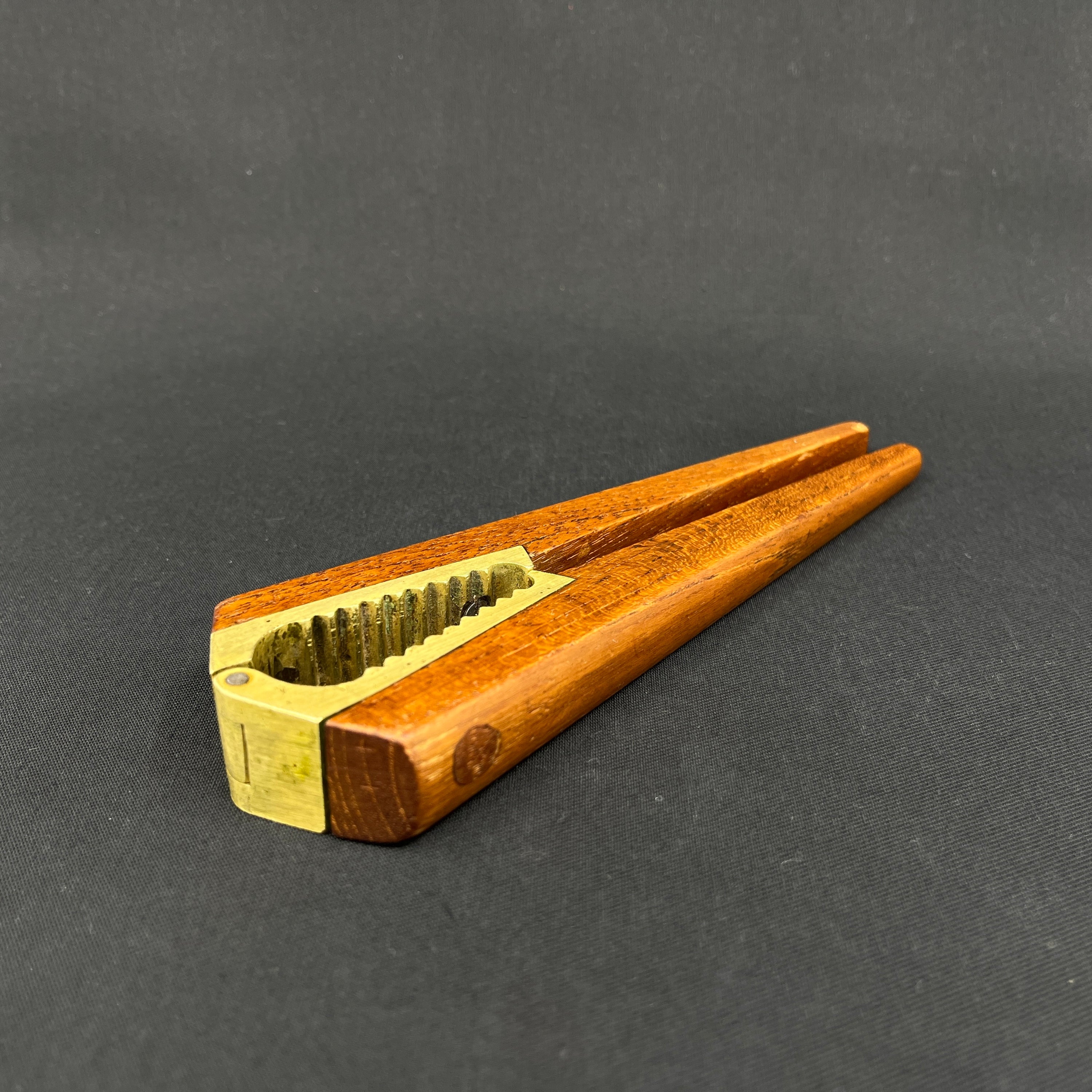 Moderne nøddeknækker i teak - Digsmed