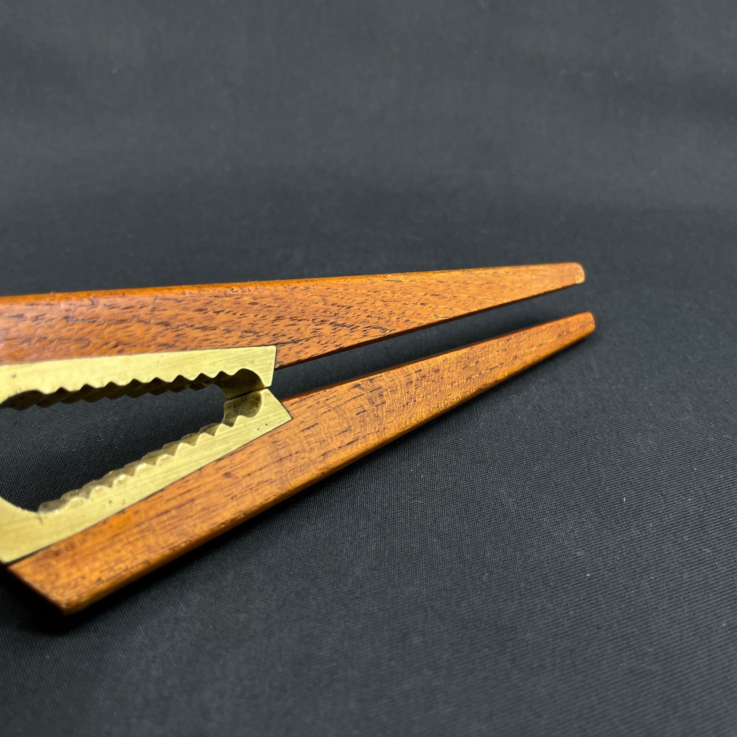 Moderne nøddeknækker i teak - Digsmed