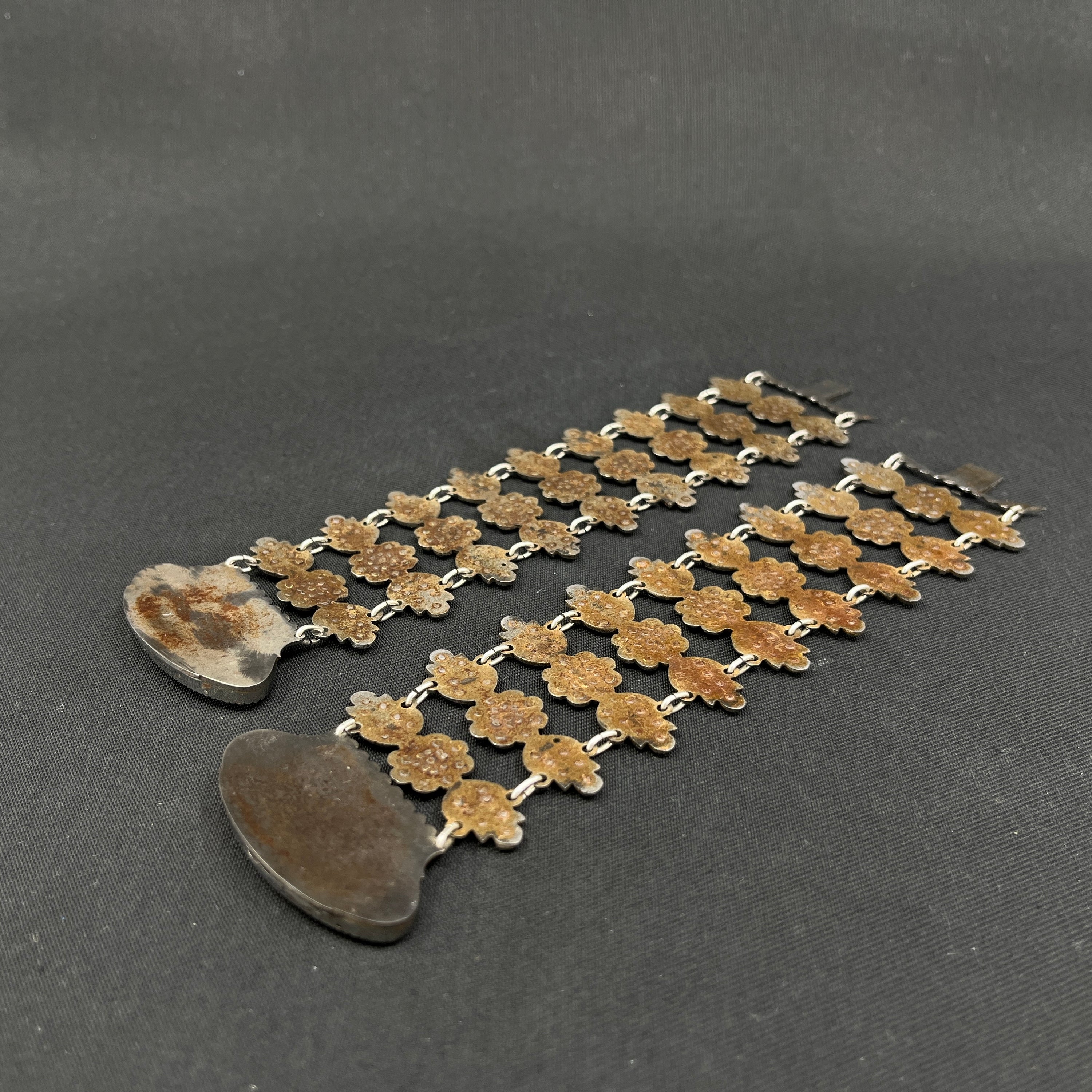 Et par bryllupsarmbånd i jern fra 1820'erne