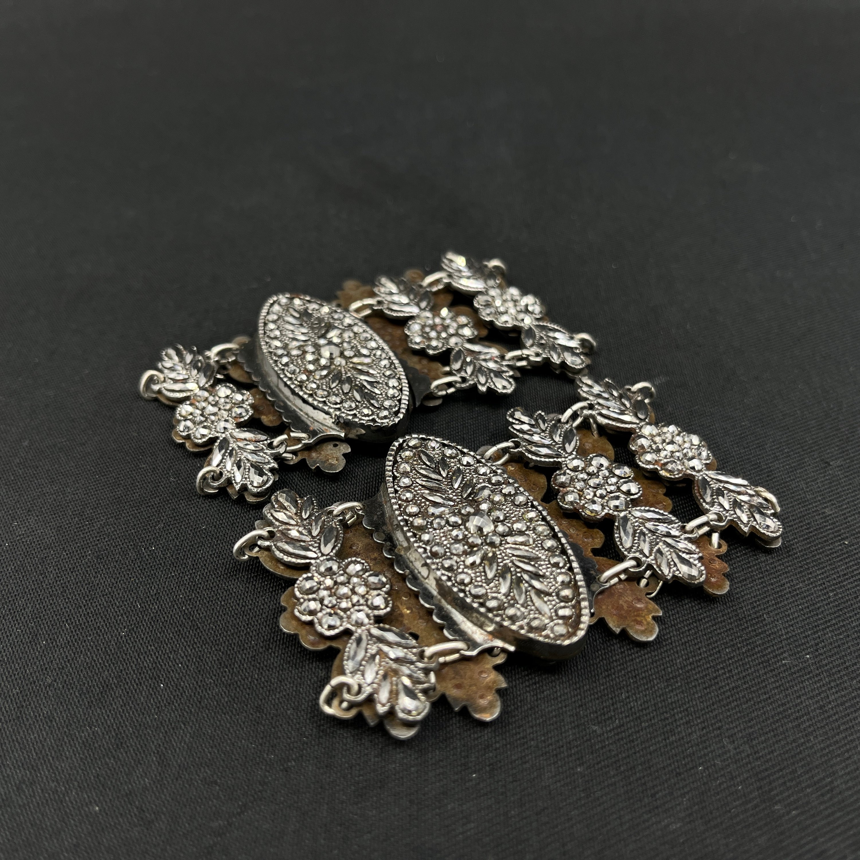 Et par bryllupsarmbånd i jern fra 1820'erne