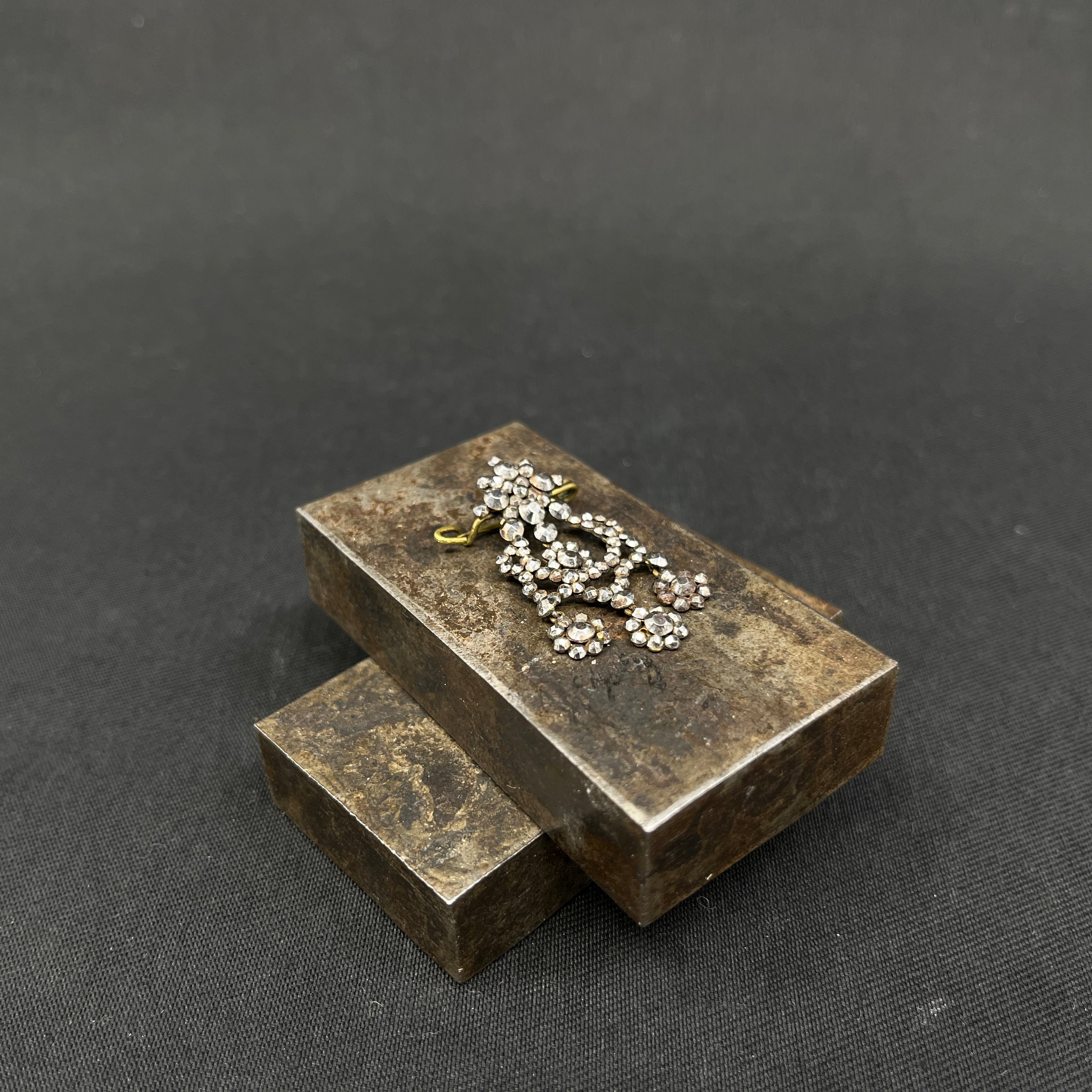 Broche med jern-perler fra 1860'erne