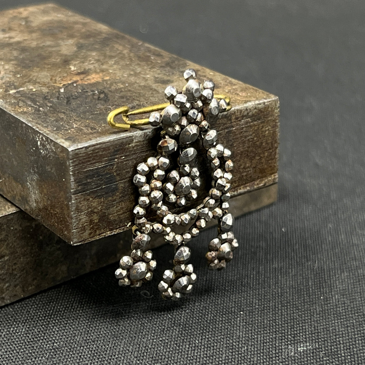 Broche med jern-perler fra 1860'erne