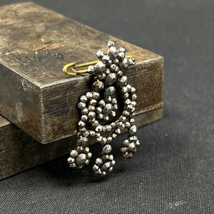 Broche med jern-perler fra 1860'erne