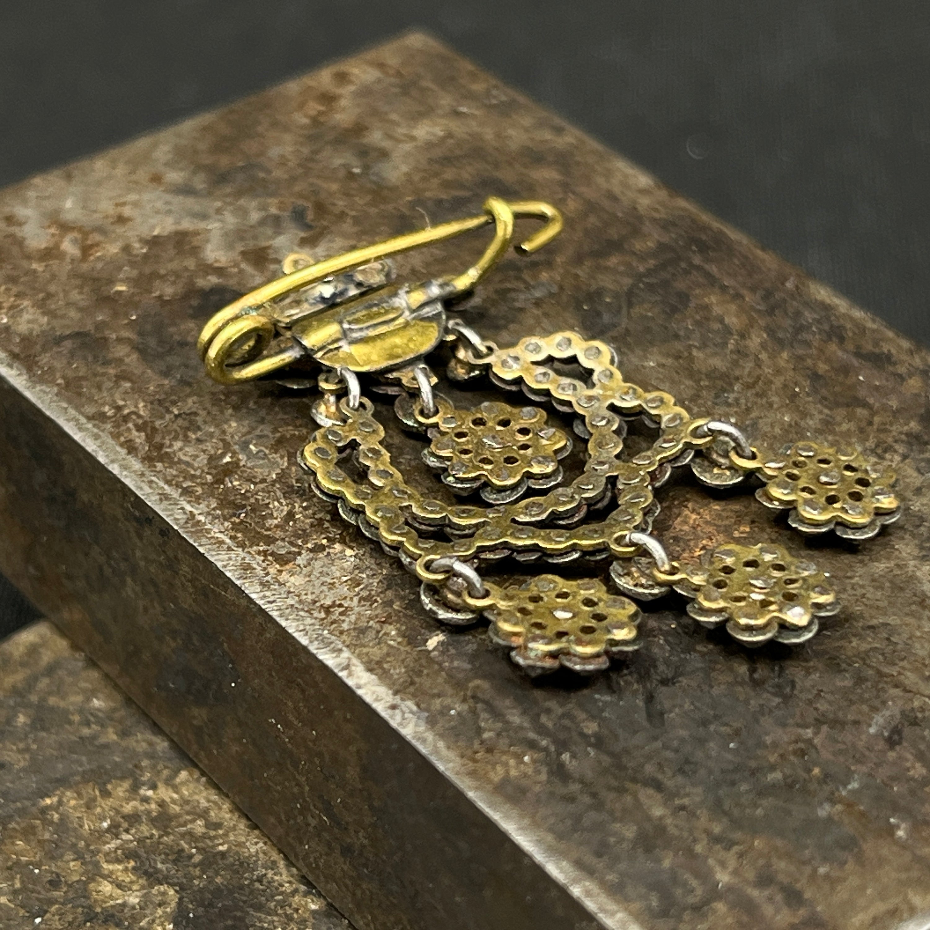 Brooch with iron beads from the 1860s