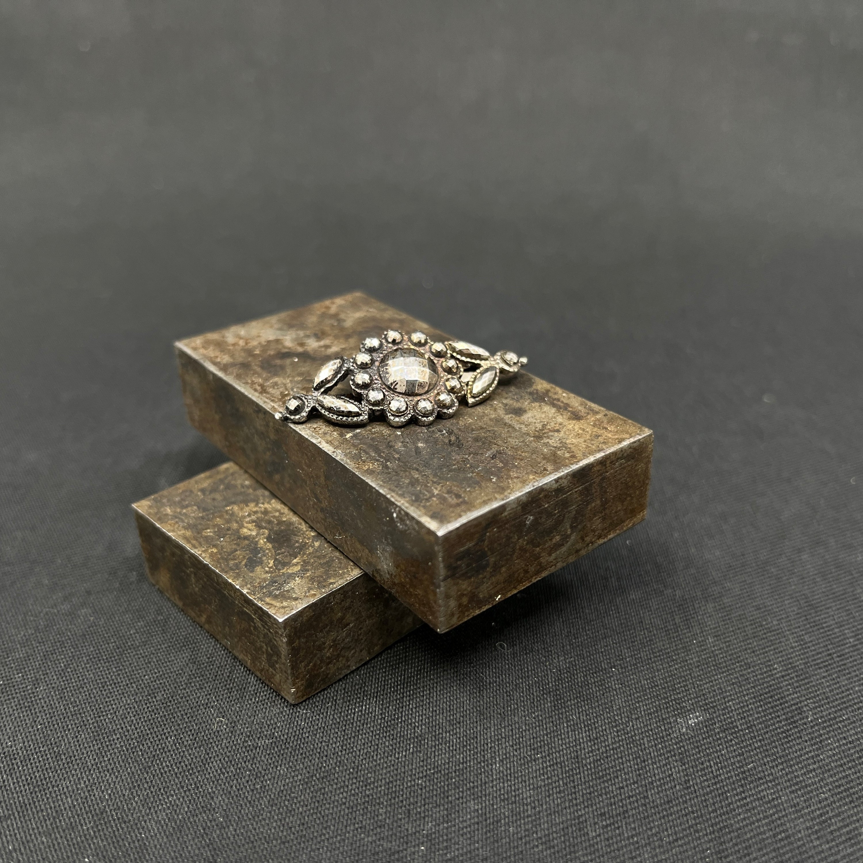 Buckle in iron for a hat band from the 1820s