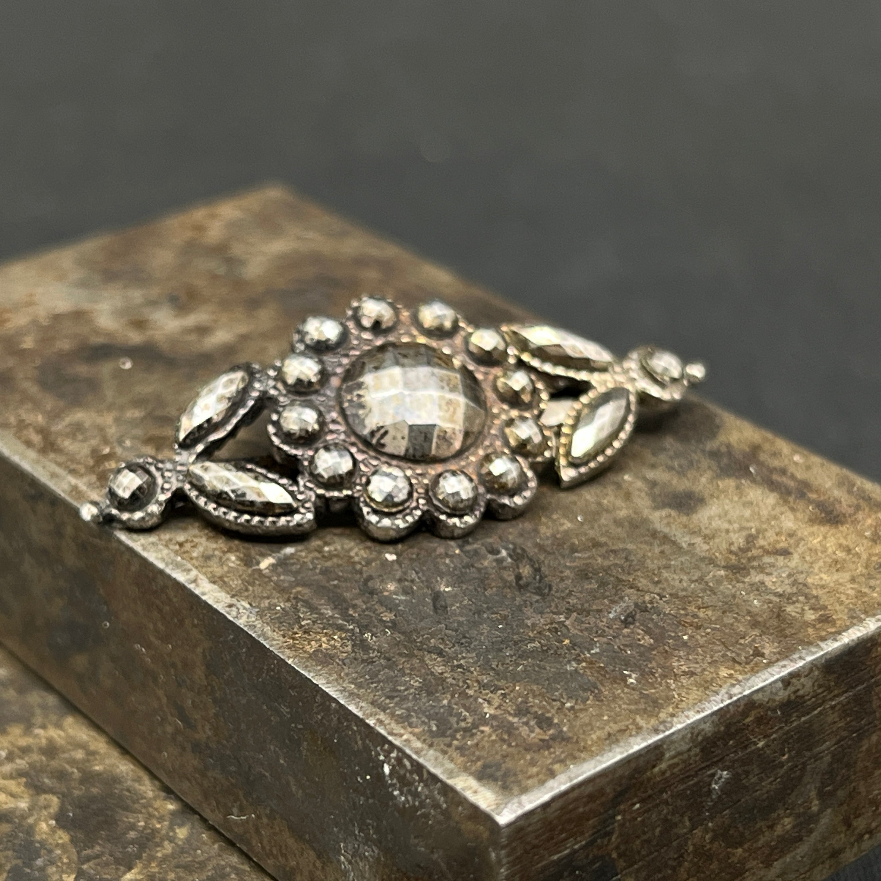 Buckle in iron for a hat band from the 1820s