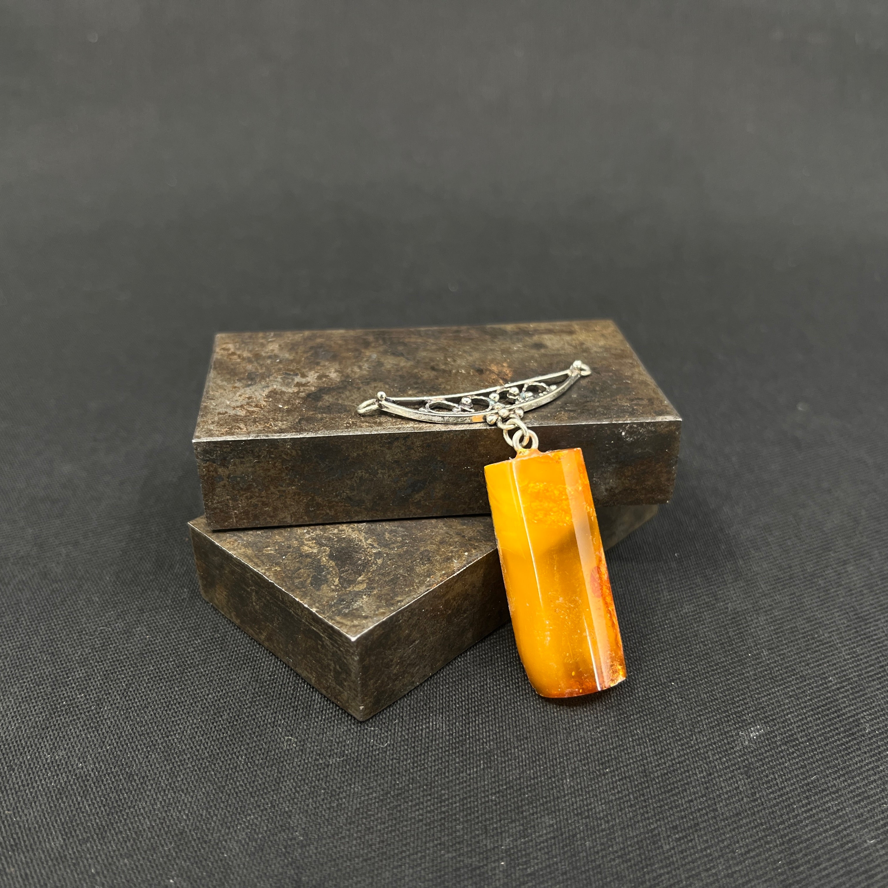 Tropfenförmiger Bernsteinanhänger