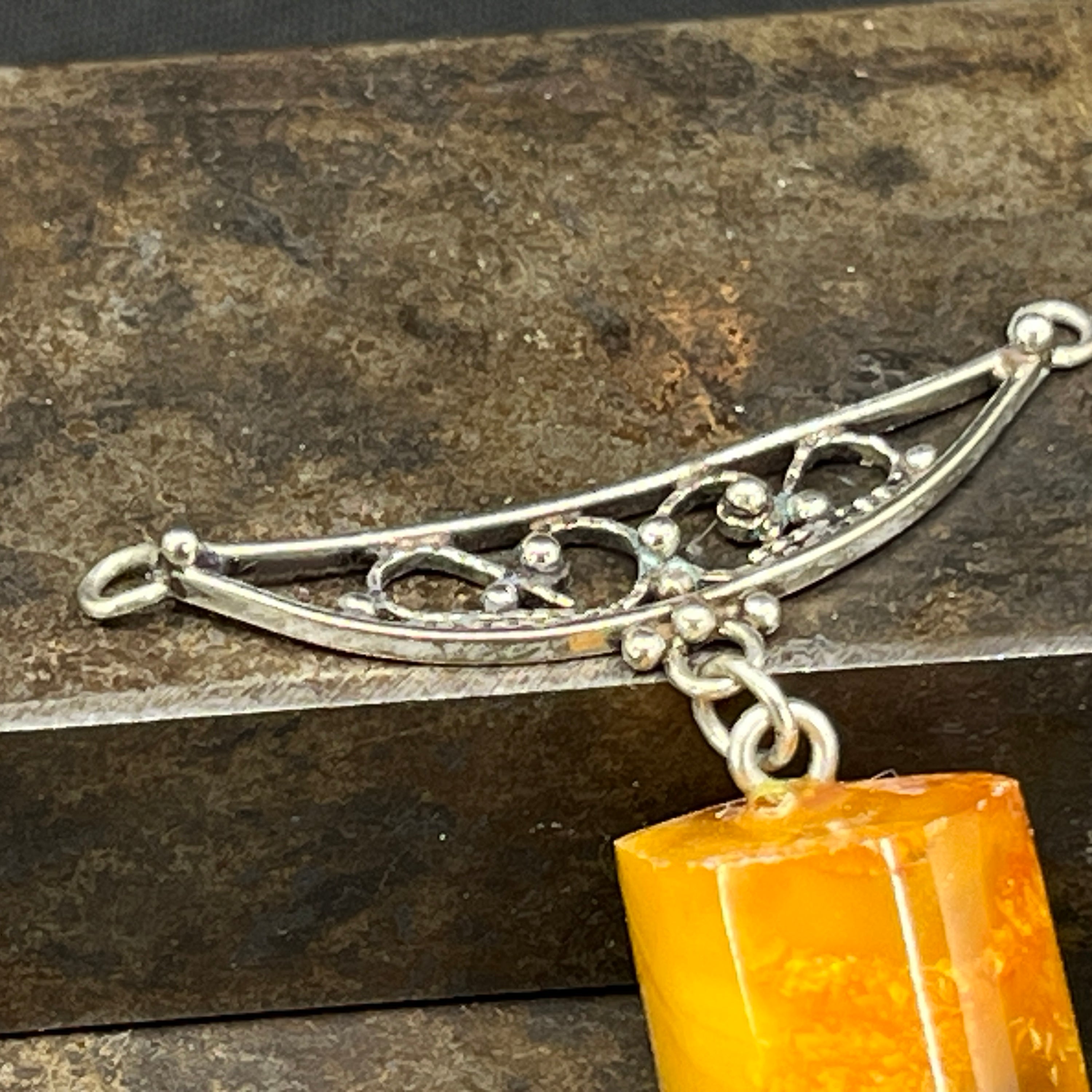 Tropfenförmiger Bernsteinanhänger