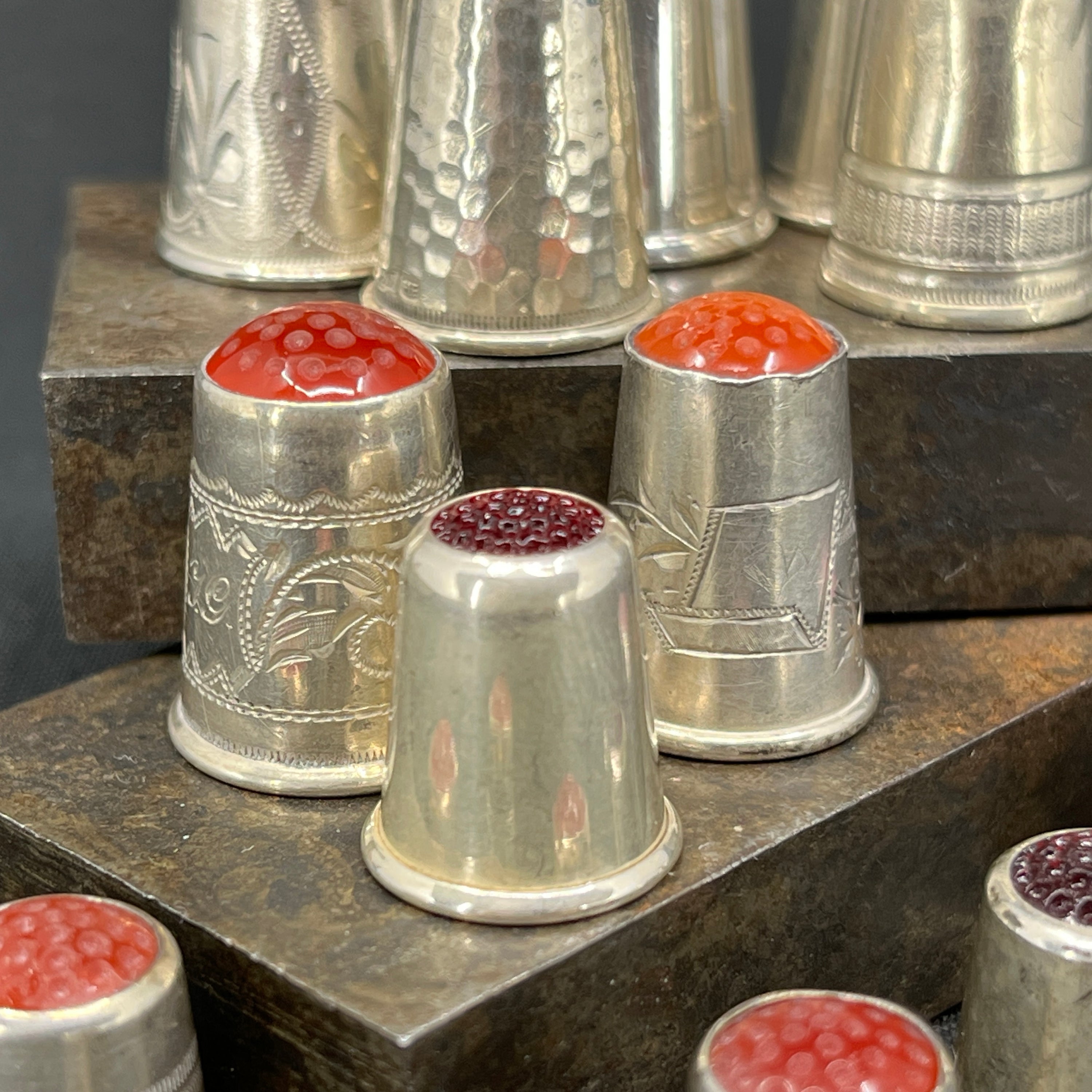 Fingerbøl i sølv med sten - røde nuancer