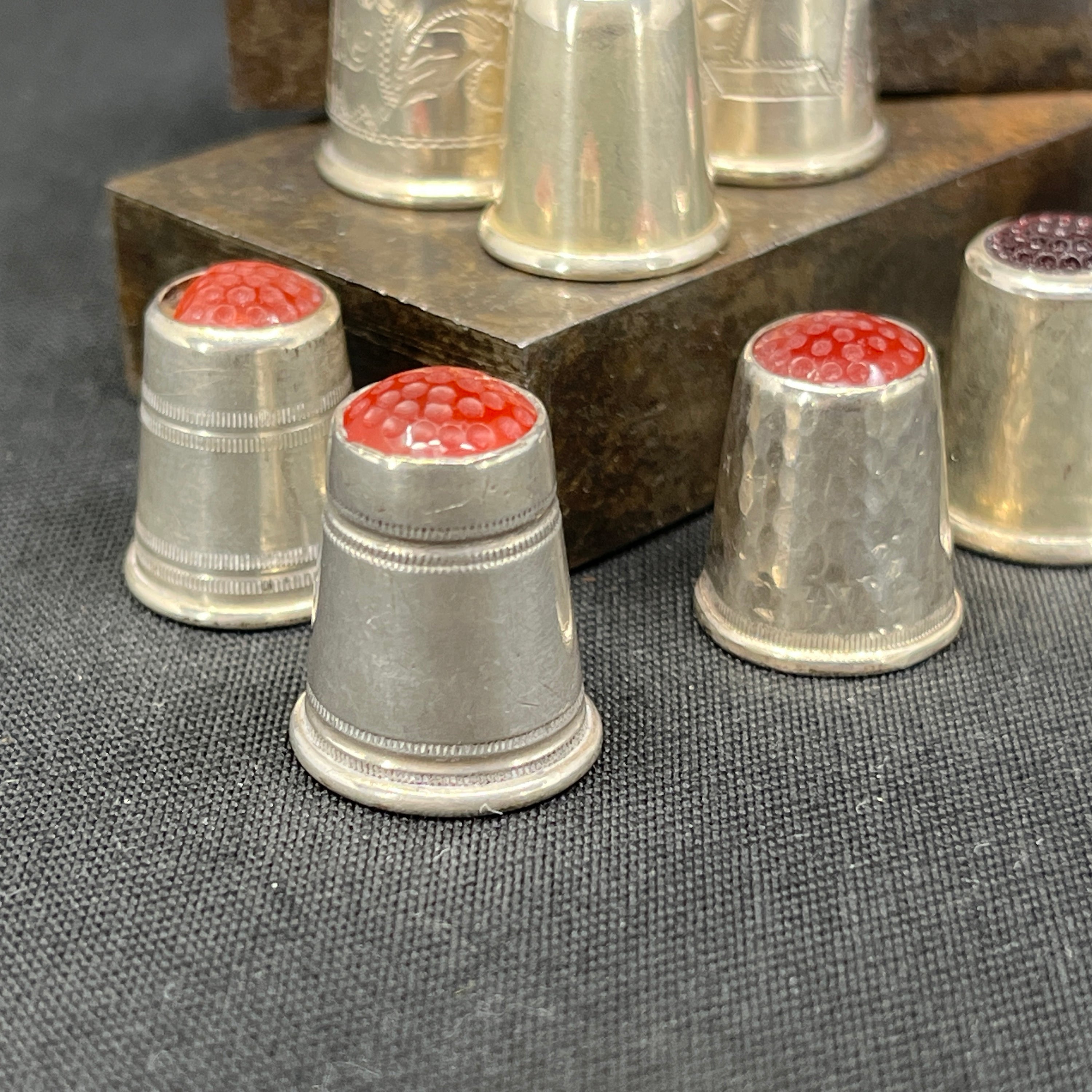 Fingerbøl i sølv med sten - røde nuancer