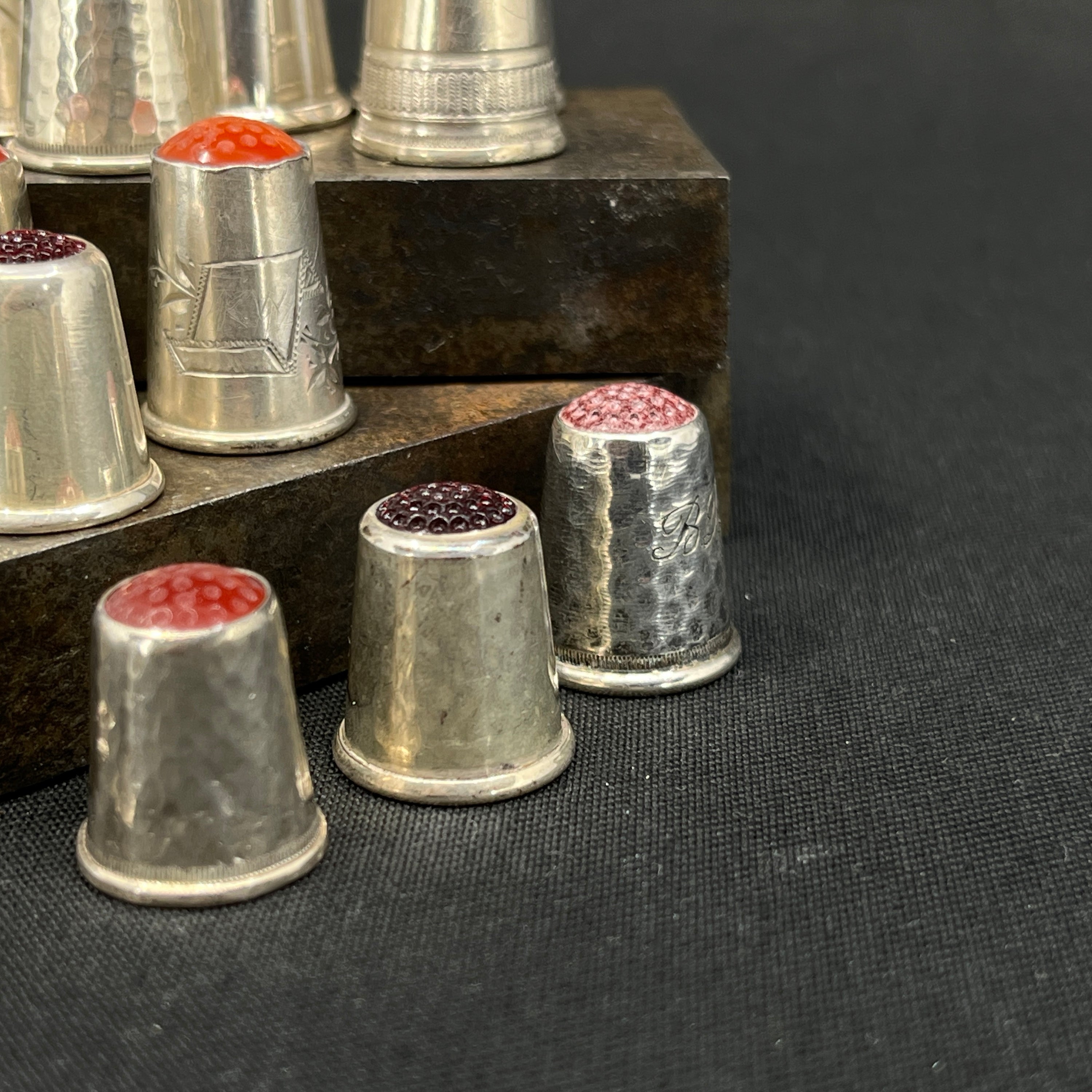 Fingerbøl i sølv med sten - røde nuancer