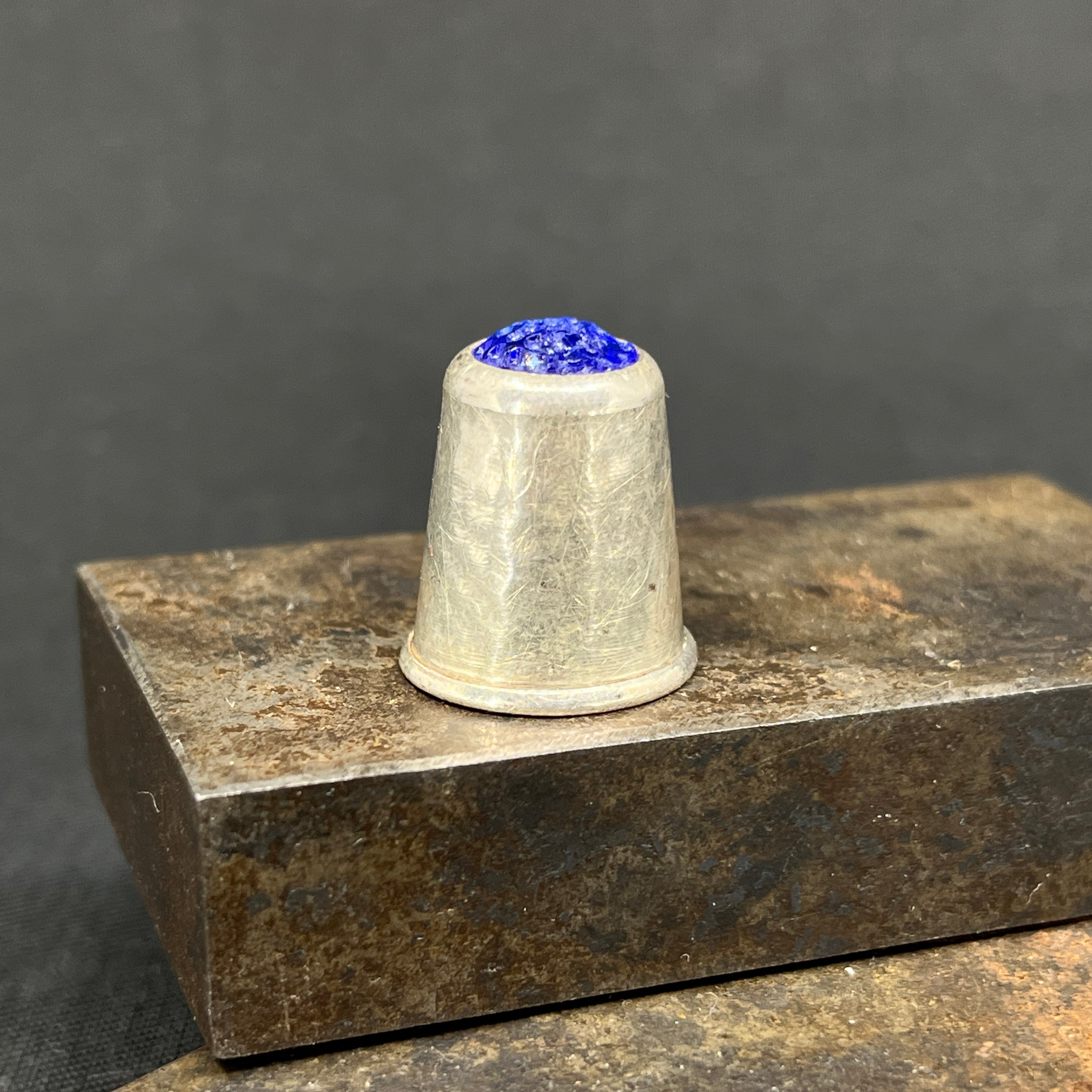 Thimble in silver with blue flus