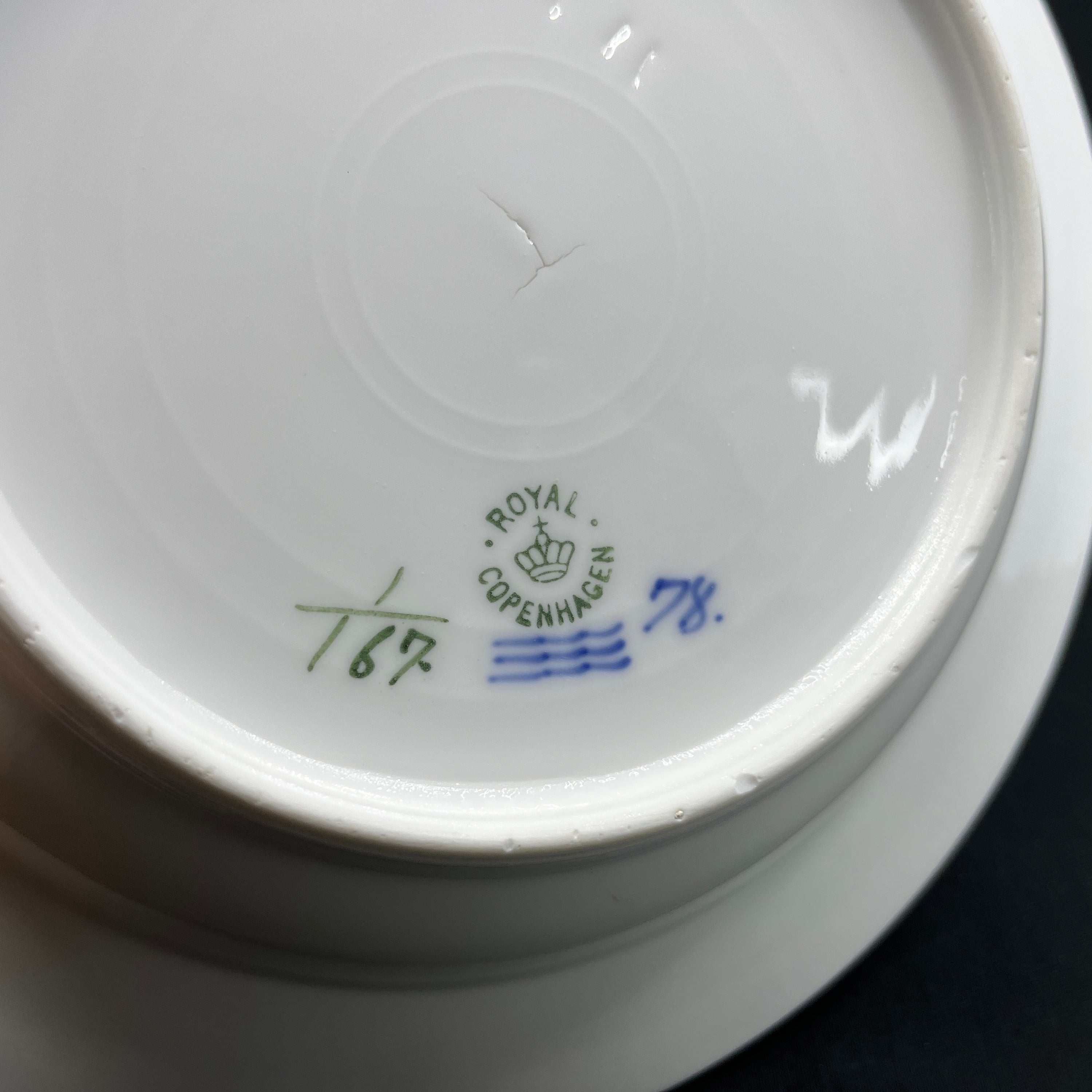 Blau geriffelter, großer, tiefer Teller, 24 cm.