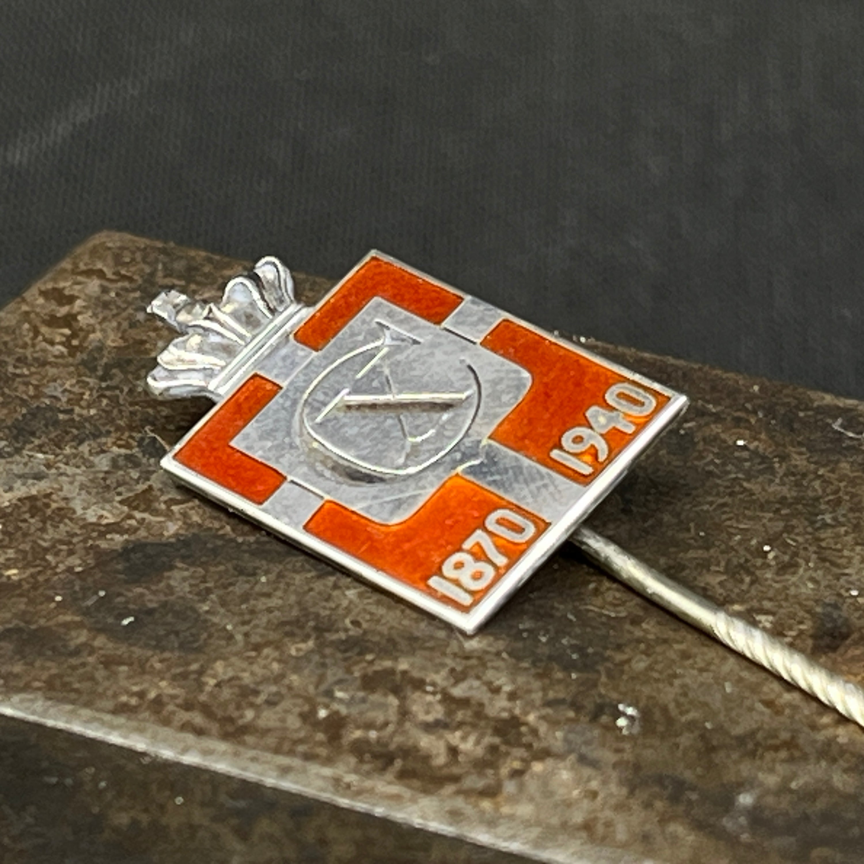 Kongemærke med lang nål 1870-1940