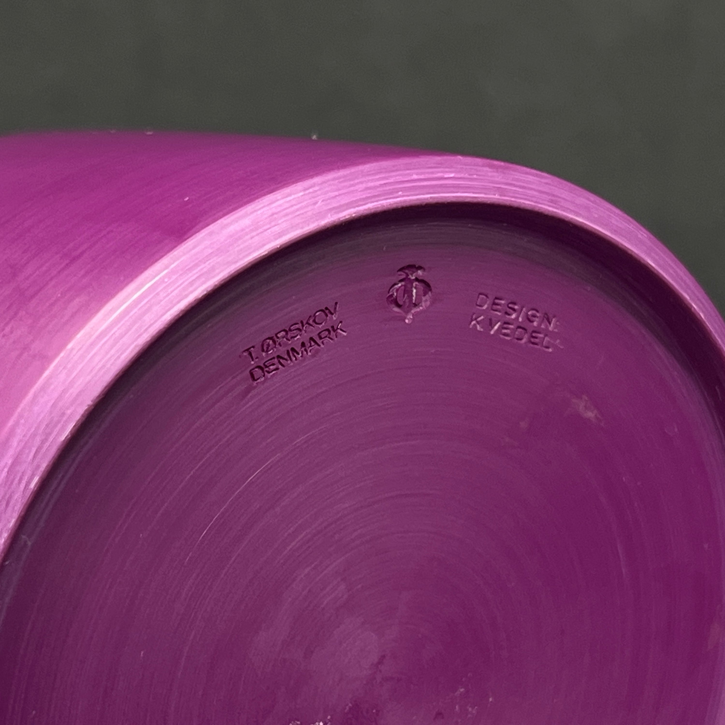 Purple Kristian Vedel melamine bow, 5x6 cm.