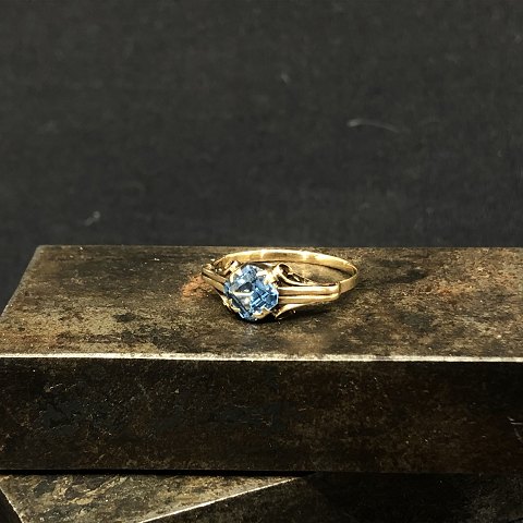 Gold ring with aquamarine
