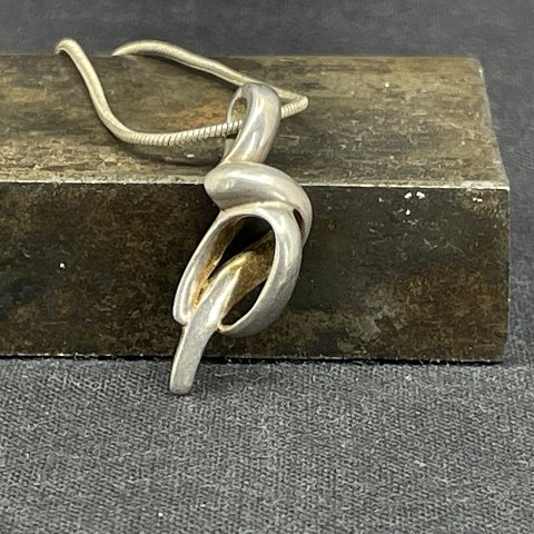 Moderne vedhæng og kæde i sølv