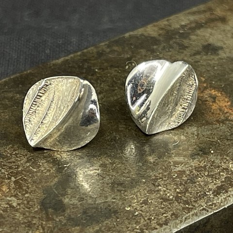 Et par moderne ørestikker i sølv