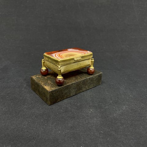 Pill box with ribbon agat on feet