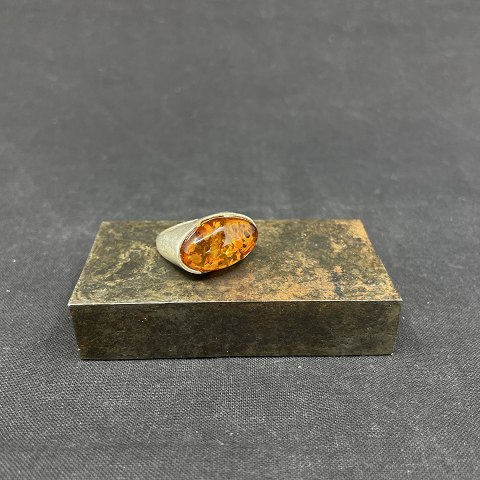 Ring in silver with polished amber