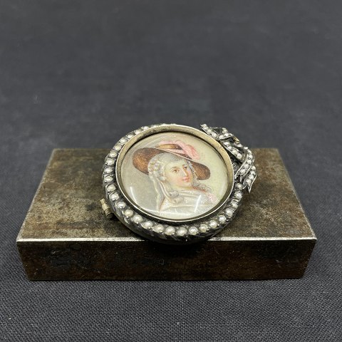 Brooch with miniature portrait from the beginning 
of the 20th century