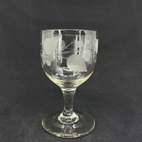 Wine glass with pointed leaf cuts
