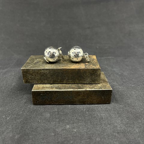 Et par moderne øreringe i sølv