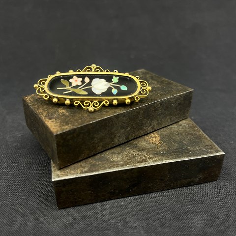 Beautiful brooch from the 1890s with pietra dura
