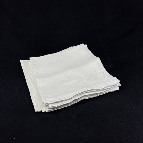 8 identical napkins