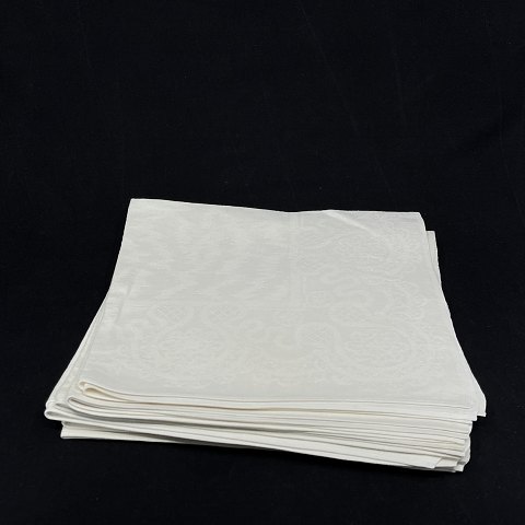6 identical napkins in damask