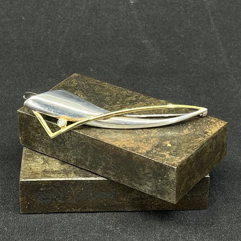 Modern brooch in silver with stone