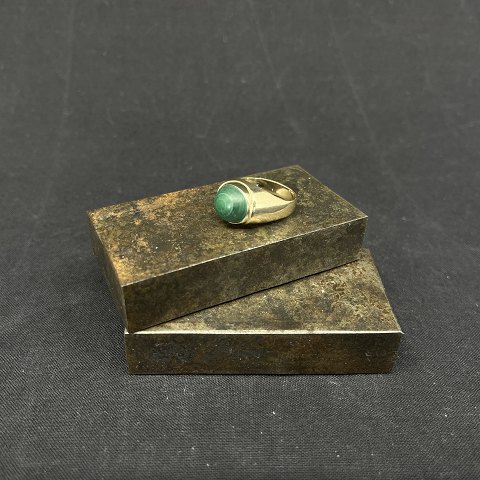 Ring with malachite in 8 carat gold