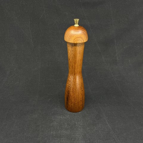 Pepper mill in teak, rounded top