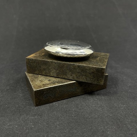 Oval pilleæske i sølv, hammerslået